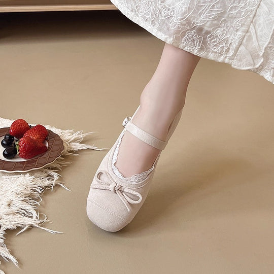 Damen Ballerinas mit verstellbarem Riemen und zartem Spitzenbesatz EB