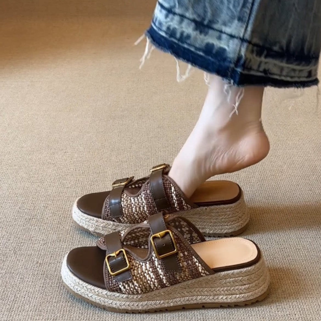 Damen komfortable Wedge-Pantoletten mit doppeltem Riemchen und geflochtenem Detail EB