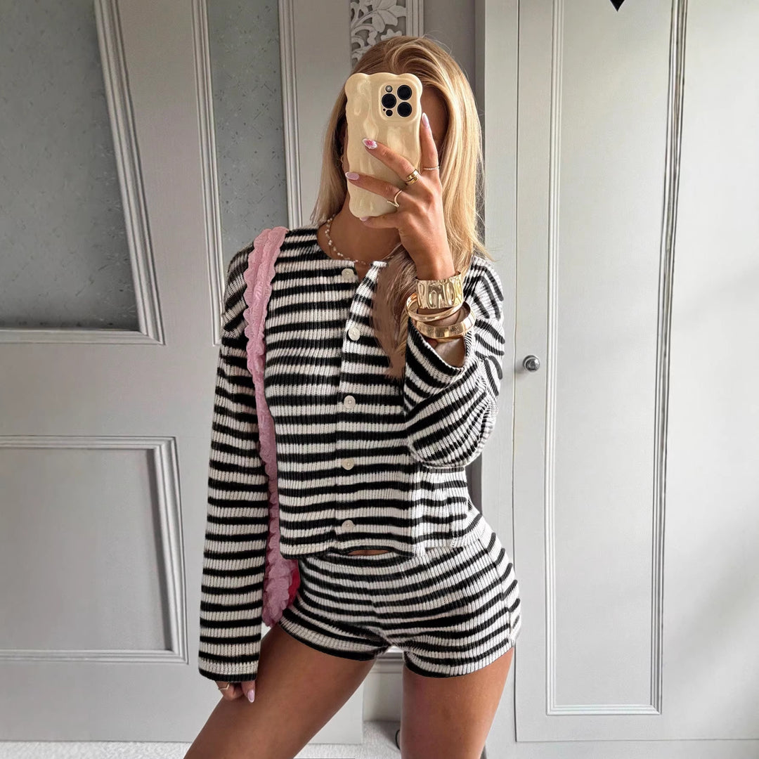 Damen nan gestreiftes Feinstrick-Loungewear-Set mit Knopfleiste und Highwaist-Shorts EB