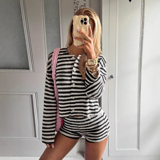 Damen nan gestreiftes Feinstrick-Loungewear-Set mit Knopfleiste und Highwaist-Shorts EB