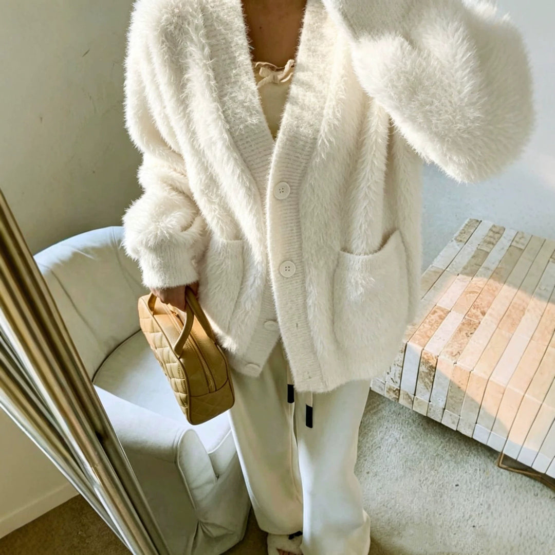 Damen Fluffy-Cardigan mit tiefem V-Ausschnitt, gerippter Knopfleiste und Eingrifftaschen EB