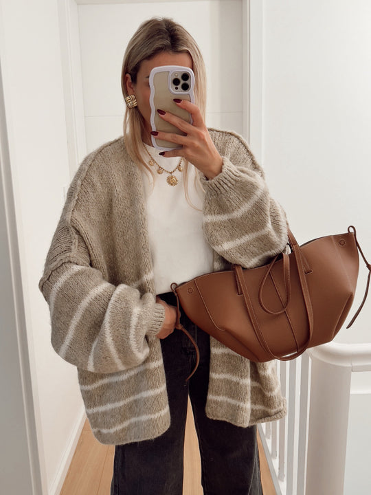 Damen Strickjacke mit voluminösen Ärmeln und modischen Streifen EB