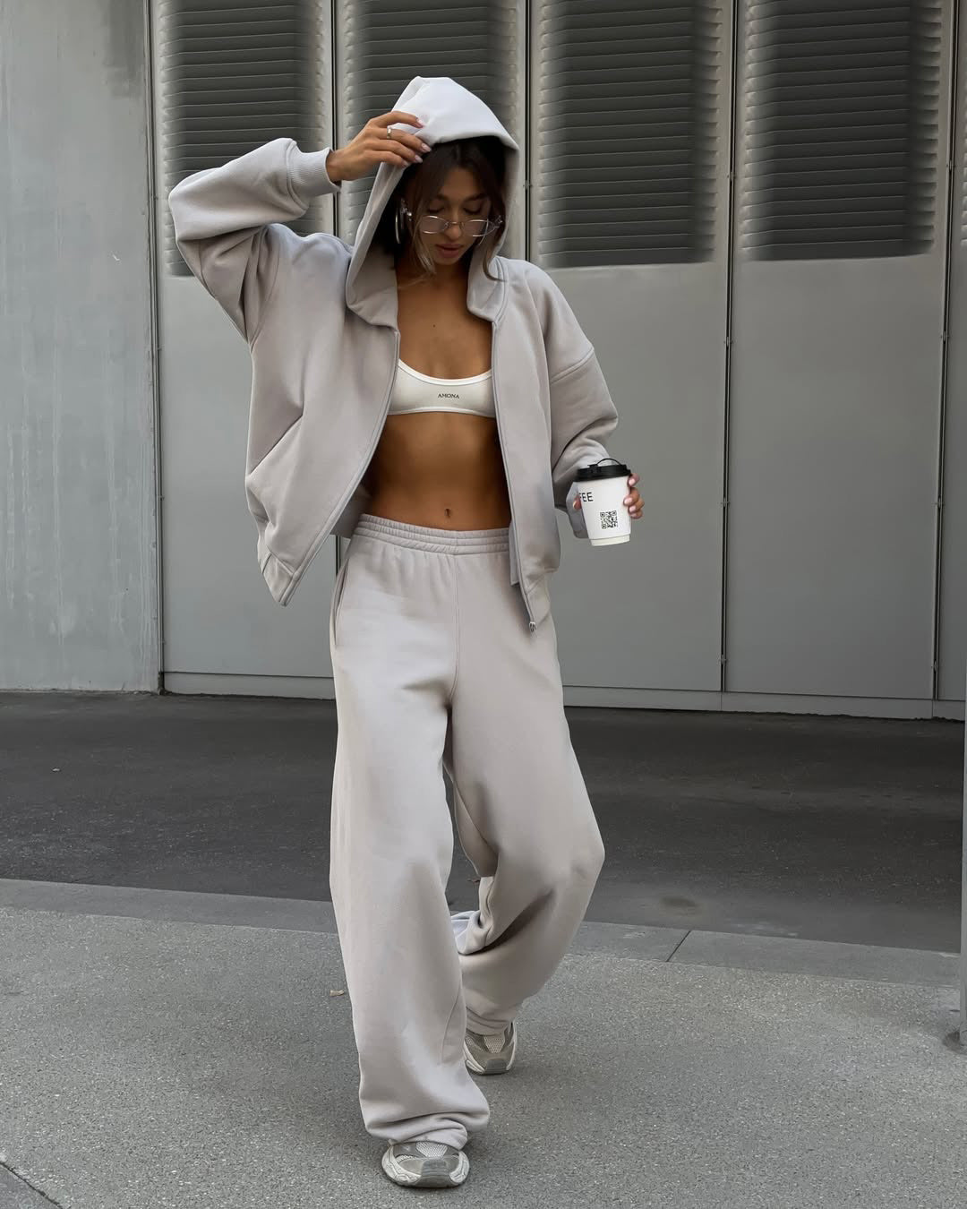 Damen extraweites Relaxed-Fleece-Set mit überlanger Kapuzenzipjacke und fließender Hose mit hohem Bund Eichborn Berlin
