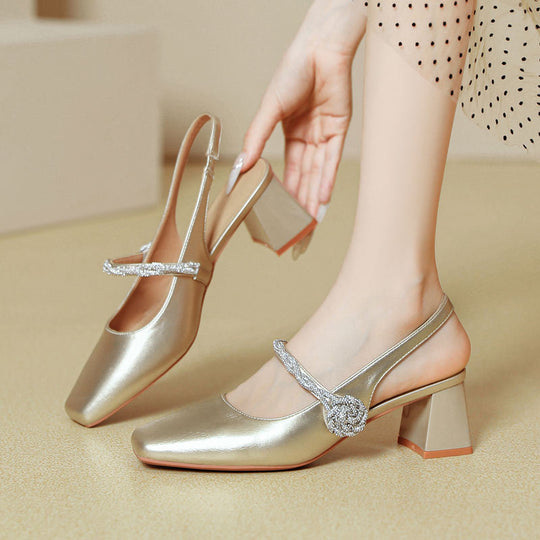 Damen Slingback-Pumps mit elegantem Glanz und dekorativem Riemen EB