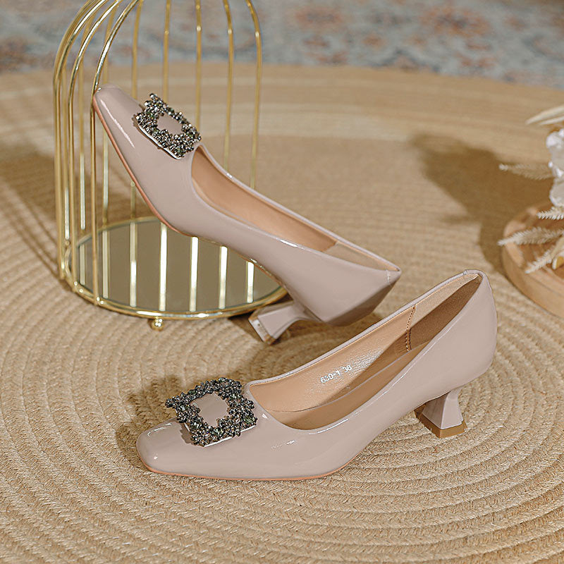 Damen elegante Pumps mit luxuriösem Schmuckdetail und komfortablem Blockabsatz EB
