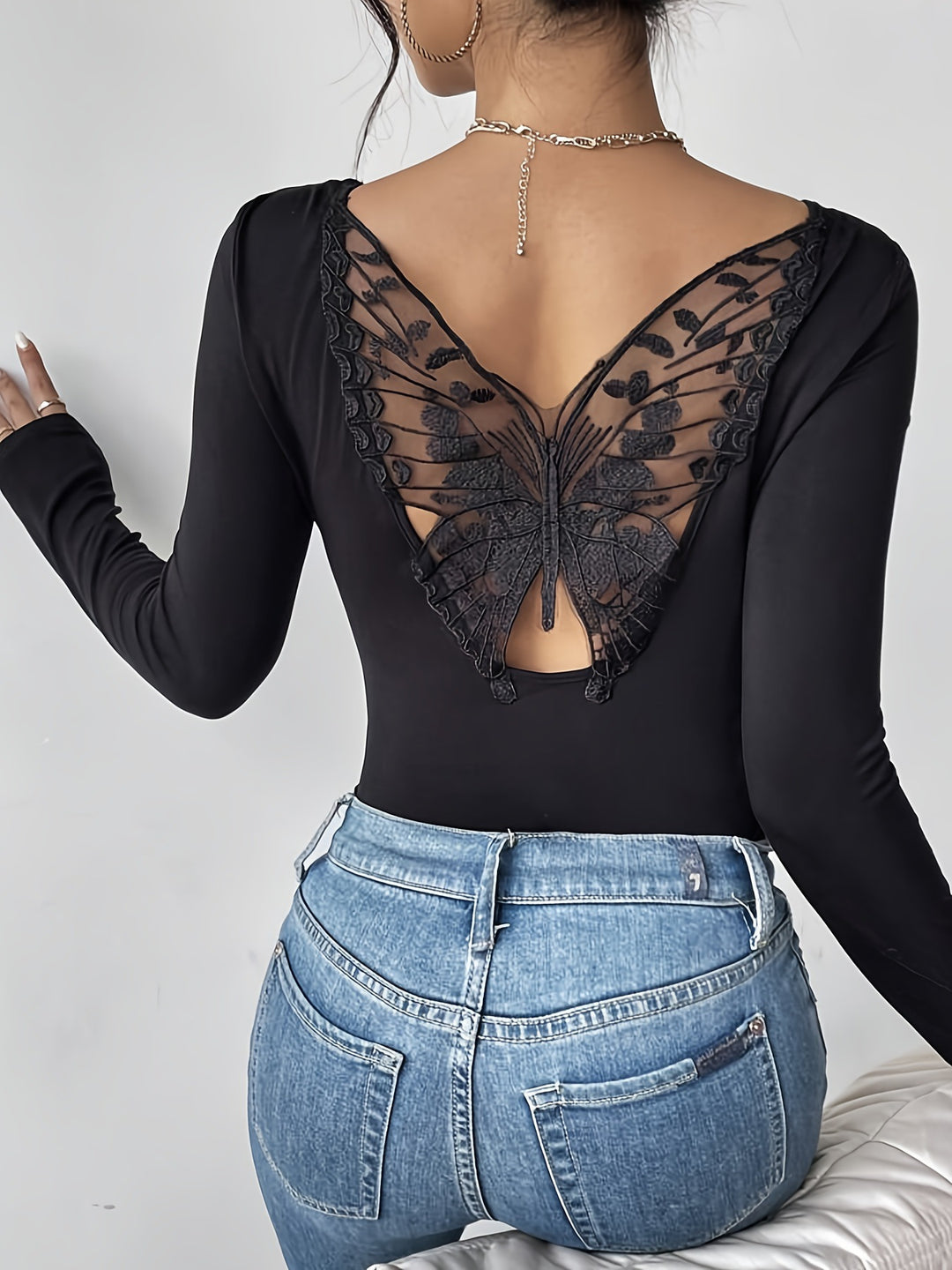 Damen nan eng anliegendes Langarmtop mit tiefer Rückenöffnung und besticktem Schmetterlings-Spitzeneinsatz EB