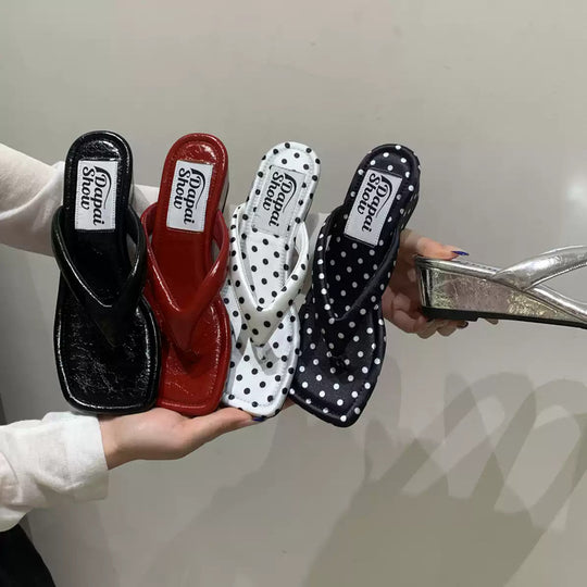 Damen komfortable Pantolette mit modischem Punktdesign EB
