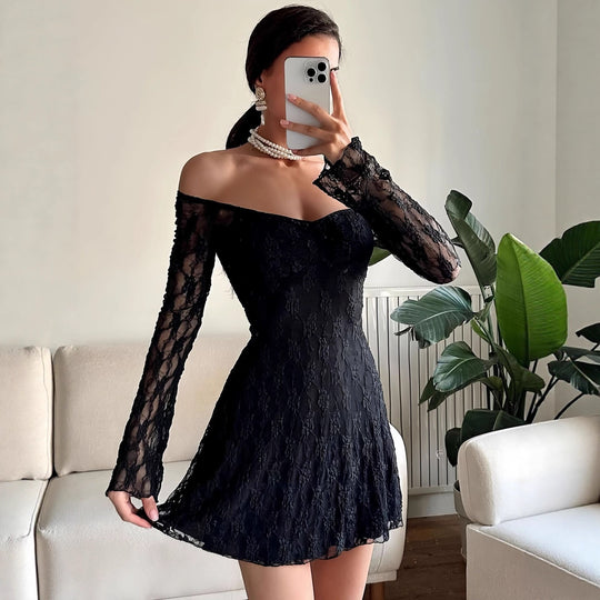 Damen Spitzenkleid mit langen Ärmeln und transparentem Detail EB