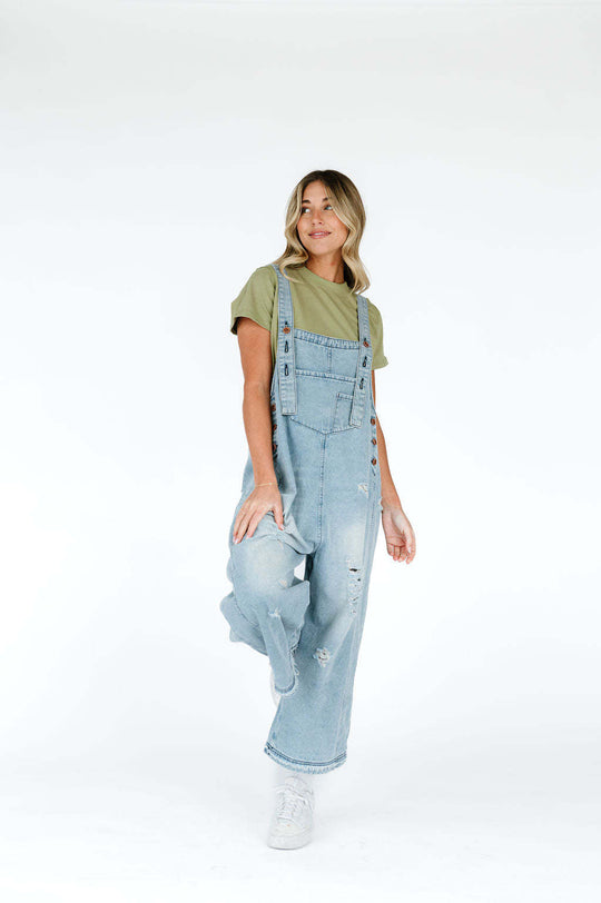 Damen Latzhose mit modischen Destroyed-Details und weitem Schnitt EB