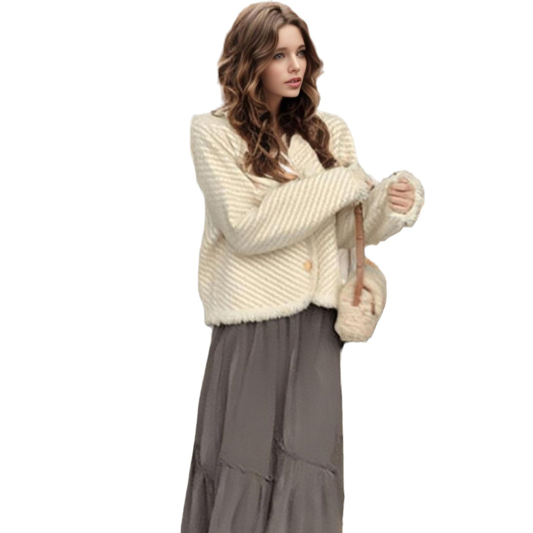 Damen luxuriöse Strickjacke mit fransigen Kanten und Knopfdetails EB