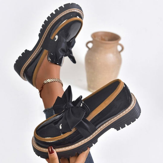 Damen  Lack-Loafer mit großer Zierschleife und profilierter Gummisohle EB