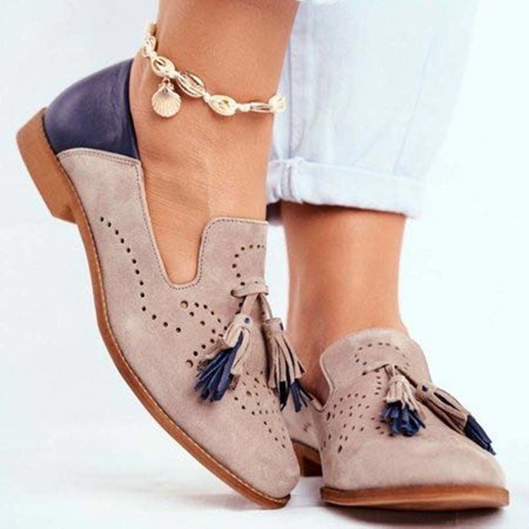 Damen Modische Slipper mit eleganten Quasten und perforiertem Design EB