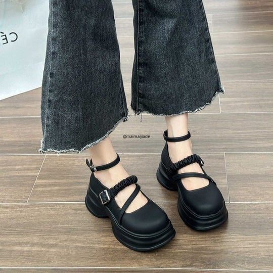 Damen Bequeme Sandalen mit innovativer Riemenverzierung EB