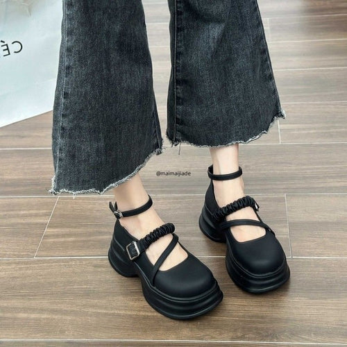 Damen Bequeme Sandalen mit innovativer Riemenverzierung EB