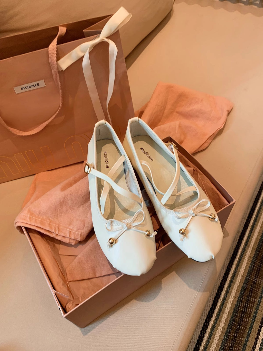 Damen Ballerinas mit feinen Riemen und charmantem Schleifendetail EB