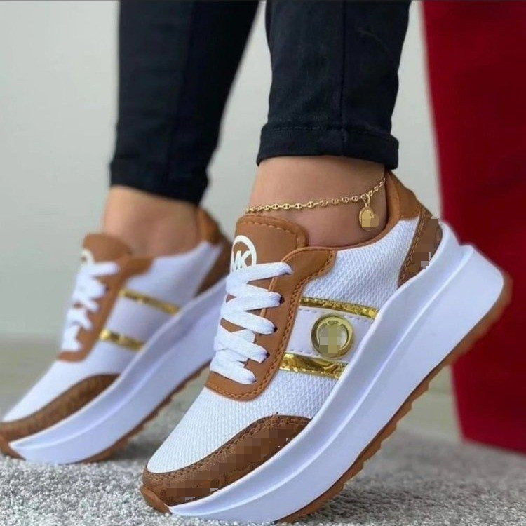 Damen  Plateau-Sneaker mit atmungsaktivem Mesh, Kunstlederbesatz und goldenen Akzentstreifen EB