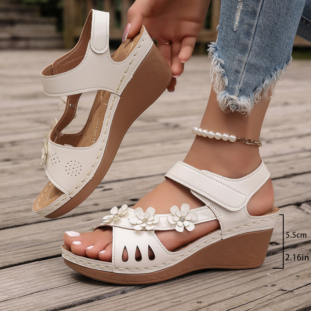 Damen Wedge-Sandaletten mit stilvollem Blüten-Design und verstellbarem Riemen EB