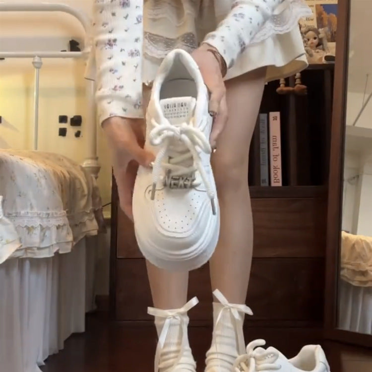 Damen Plattform-Sneaker mit atmungsaktiven Einsätzen und eleganter Schnürung EB