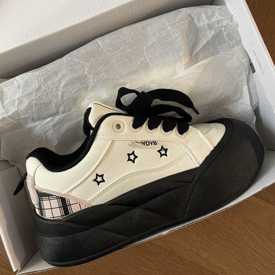 Damen Hochfront Sneaker mit trendigem Plateau und Sternen-Applikationen EB