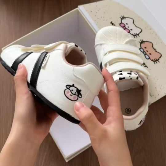 Damen Kindersportschuhe mit verstellbaren Klettverschlüssen und verspieltem Design EB