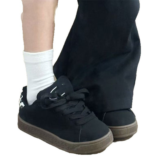 Damen Sneakers mit innovativem Schnürsystem und samtiger Oberflächenstruktur EB