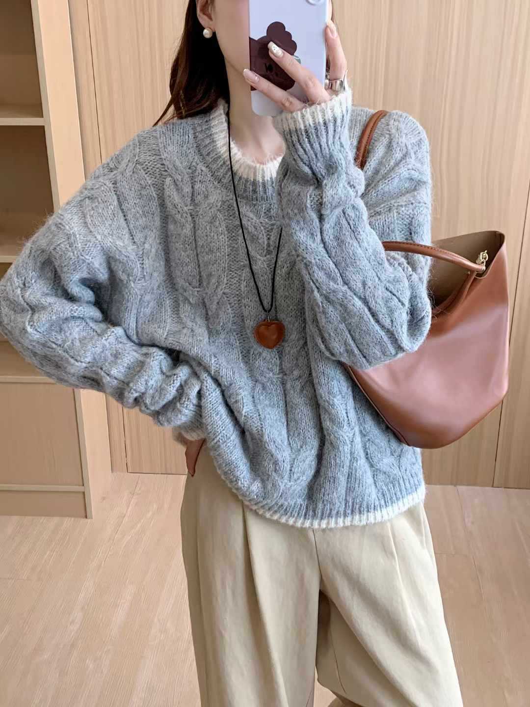 Damen Grob gestrickter Pullover mit Zopfmuster und Rundhalsausschnitt EB