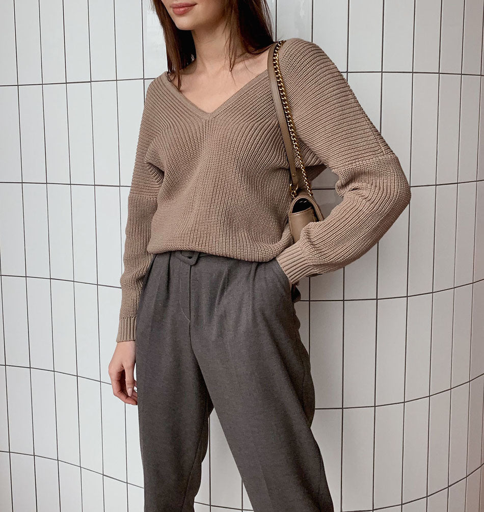 Damen Modischer Strickpullover mit tiefem V-Ausschnitt und schmeichelhaftem Schnitt EB