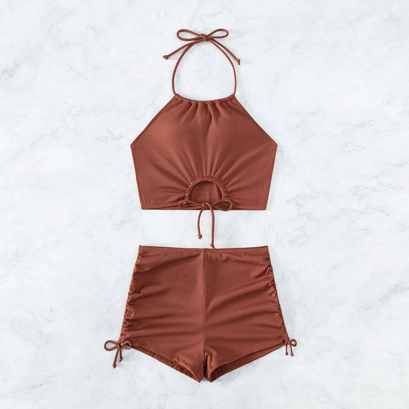 Damen Bikiniset mit gerafftem Crop-Top und freizügigen Shorts EB