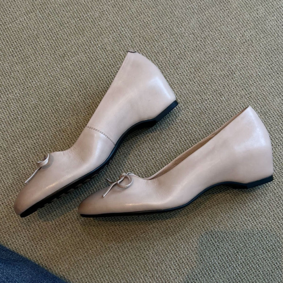 Damen elegante Ballerinas mit raffiniertem Riemchen EB