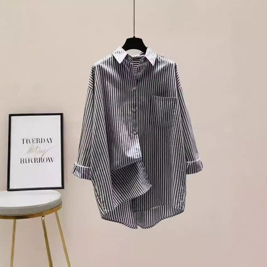 Damen Gestreiftes Oversized-Hemd mit Längerer Rückseite und Praktischer Brusttasche EB