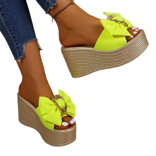 Damen Wedge-Sandel mit modischem Schleifen-Design und eleganter Kettenapplikation EB