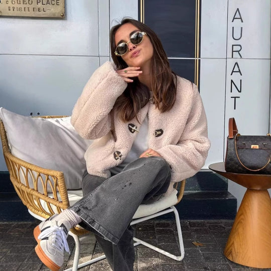 Damen modische Teddyjacke mit vintage Knopfdetails und aufgesetzten Taschen EB
