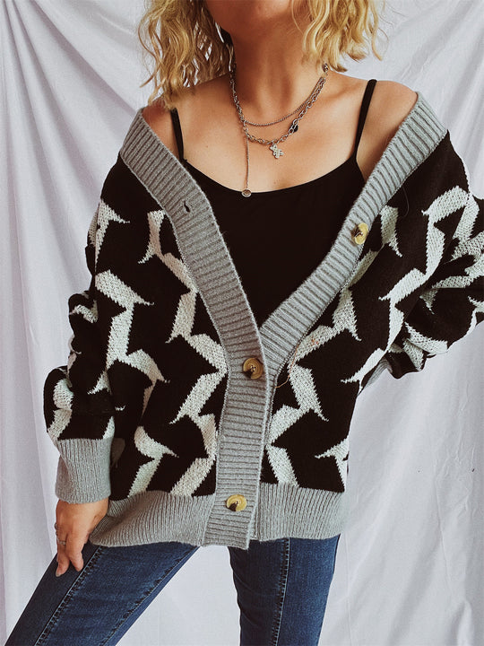 Damen Grobstrickjacke mit grafischem Muster und hochwertigen Knopfdetails EB