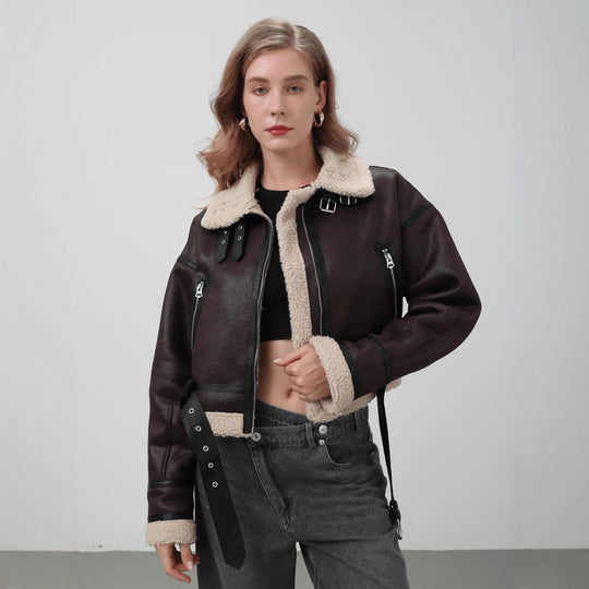 Damen modische Kurzjacke mit Schurwollkragen und Reißverschlusstaschen EB