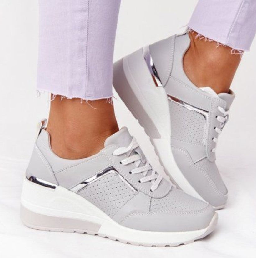 Damen Keil-Sneaker mit perforiertem Obermaterial, gepolstertem Komfortkragen und reflektierenden Metalldetails EB
