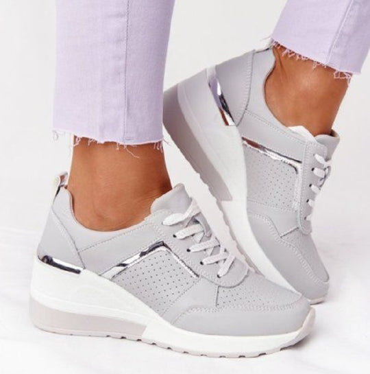 Damen Keil-Sneaker mit perforiertem Obermaterial, gepolstertem Komfortkragen und reflektierenden Metalldetails EB