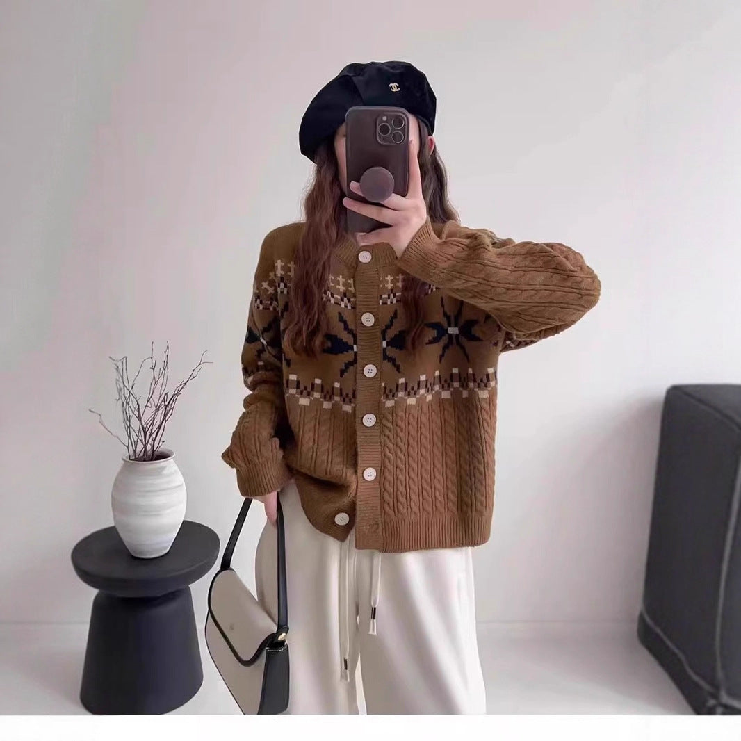 Damen Strickjacke mit traditionellen Mustern und großen Knöpfen EB