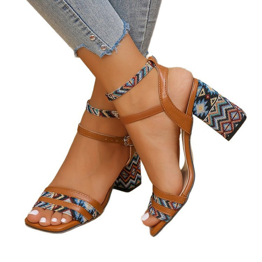 Damen modische Blockabsatz-Sandalen mit buntem Textilriemen und geflochtenem Design EB