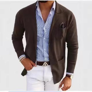 Herren nan legerer Strickblazer mit aufgesetzten Taschen, dezentem Revers und leicht taillierter Silhouette EB