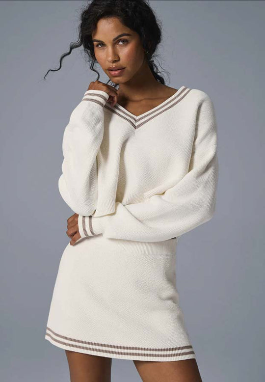 Damen Strickkleid im sportlichen Oversized-Design mit tiefem V-Ausschnitt und Farbblockdetails EB