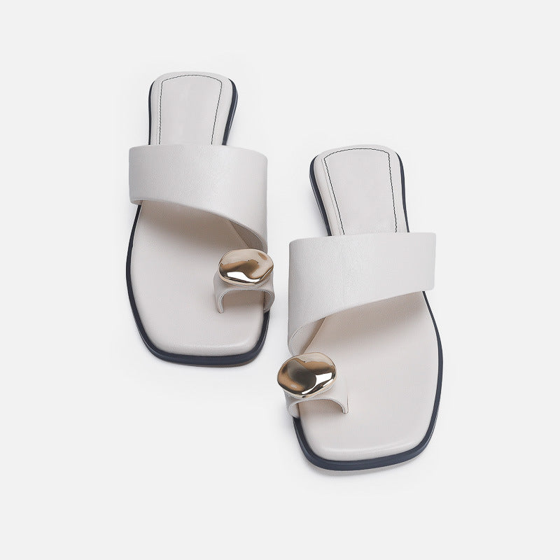 Damen elegante Zehentrenner-Sandalen mit geschwungenem Riemendesign und exklusivem Metallakzent EB