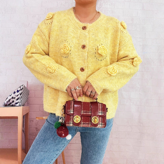 Damen Strickjacke mit floralen Applikationen und dekorativen Knöpfen EB