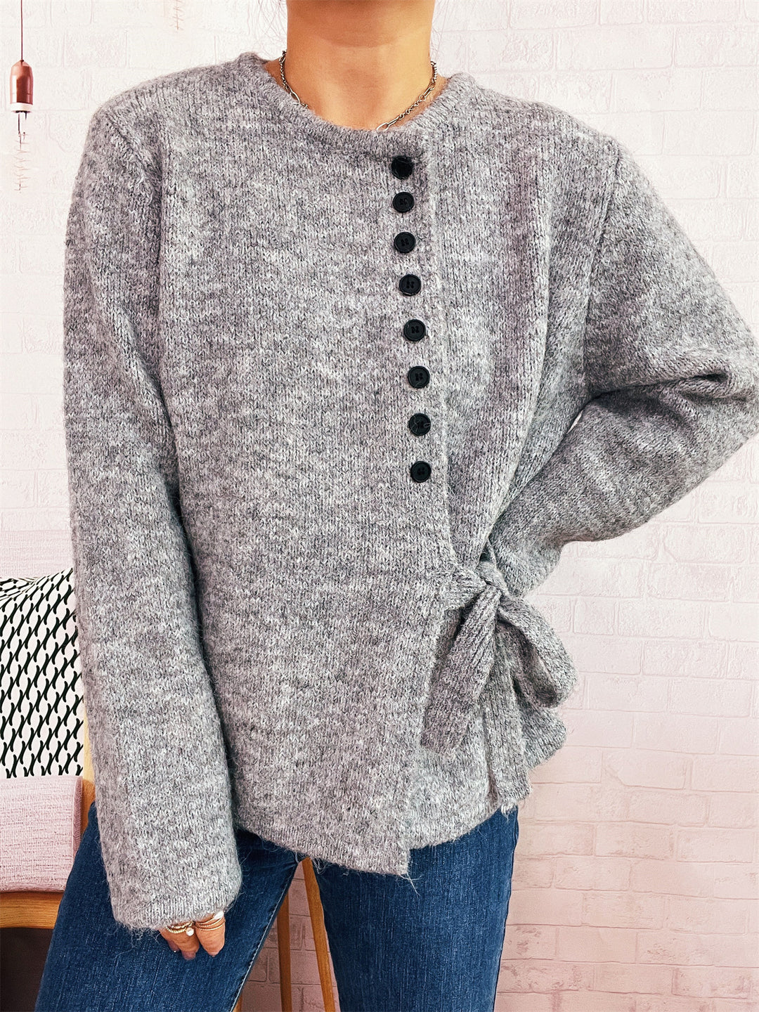 Damen Kuschelige Strickjacke mit elegantem Bindegürtel und modernen Knopfdetails EB