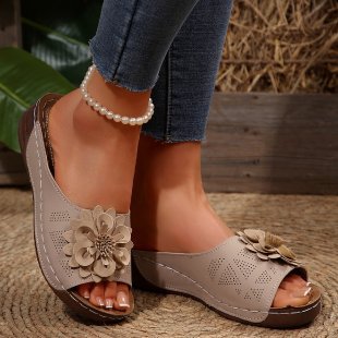 Damen Offene Zehen-Pantoletten mit Blumenapplikation, perforiertem Obermaterial und ergonomischer Keilsohle EB