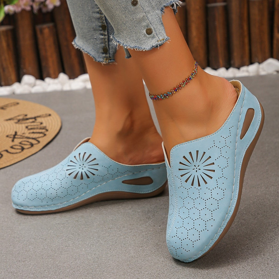 Damen Bequeme Perforierte Slipper-Mules mit Blumenstanzung und gepolstertem Fußbett EB
