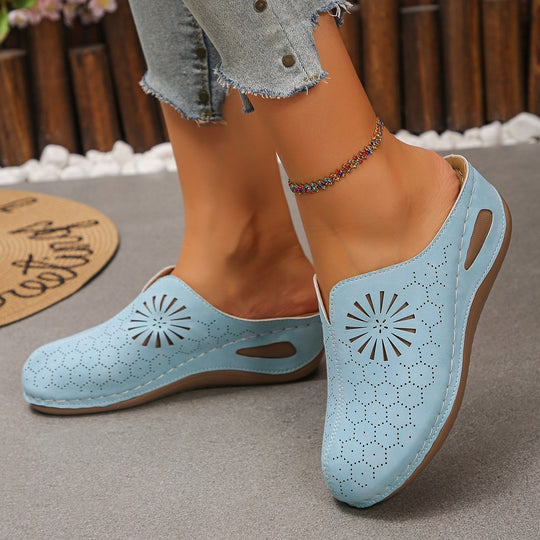 Damen Bequeme Perforierte Slipper-Mules mit Blumenstanzung und gepolstertem Fußbett EB