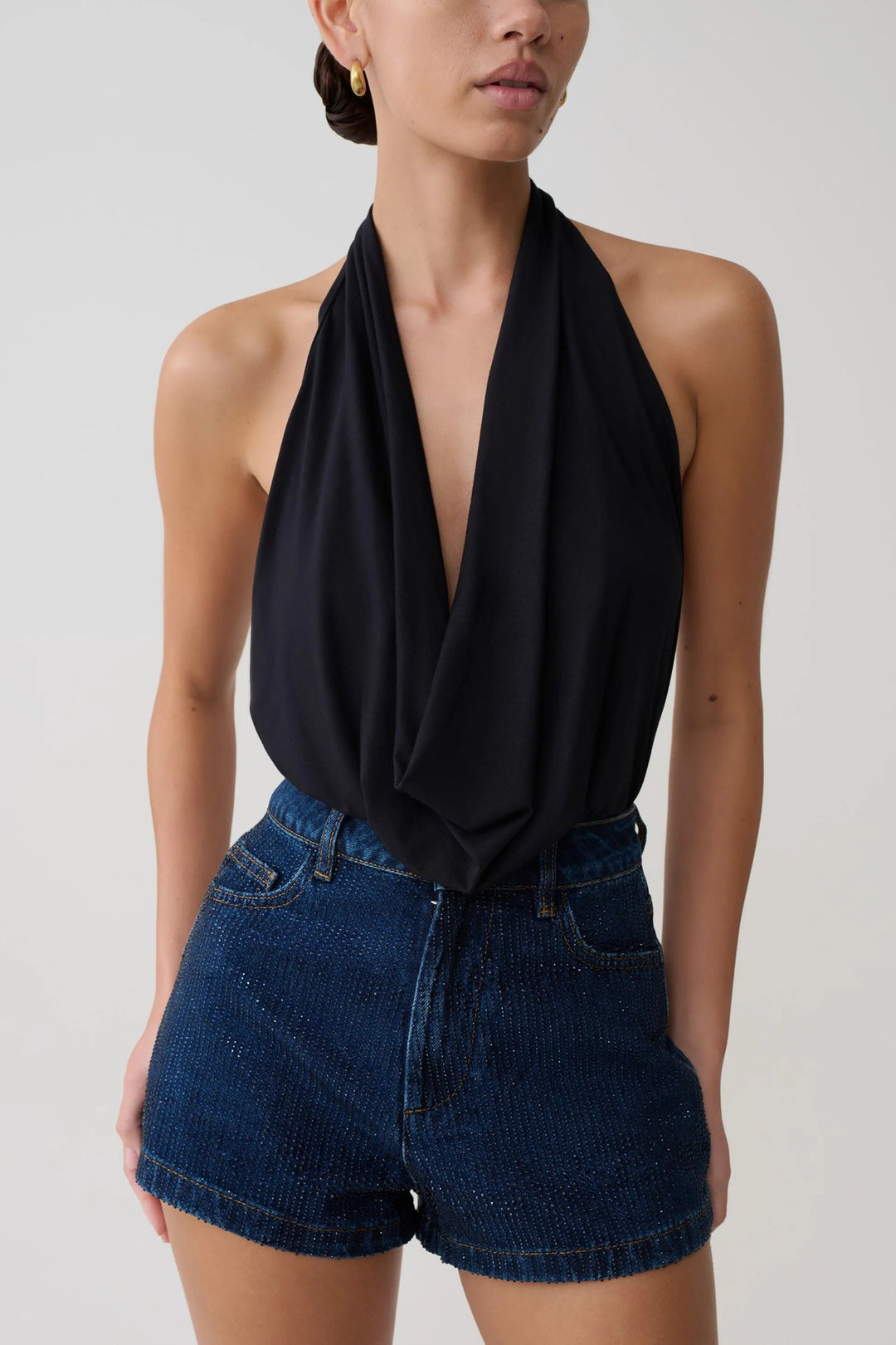 Damen Elegantes Halterneck-Top mit fließendem Stoff und tiefem Ausschnitt EB