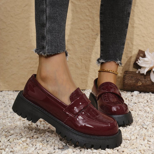 Damen  Lack-Loafer mit profilierter Traktorsohle, Krokoprägung und gepolstertem Komfortfußbett EB