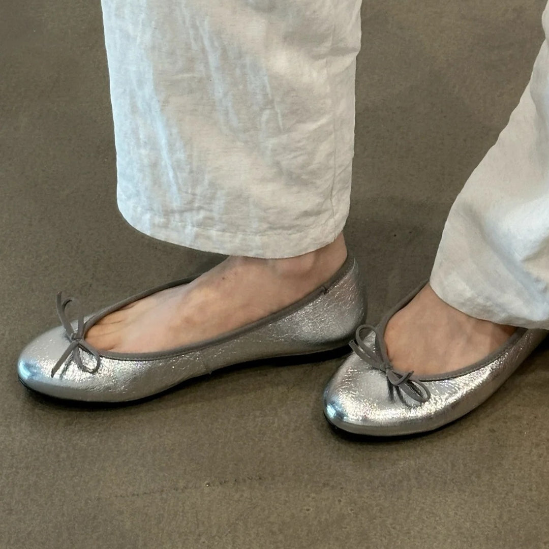Damen Ballerina-Schuhe mit glänzender Oberfläche und verspieltem Schleifenakzent EB