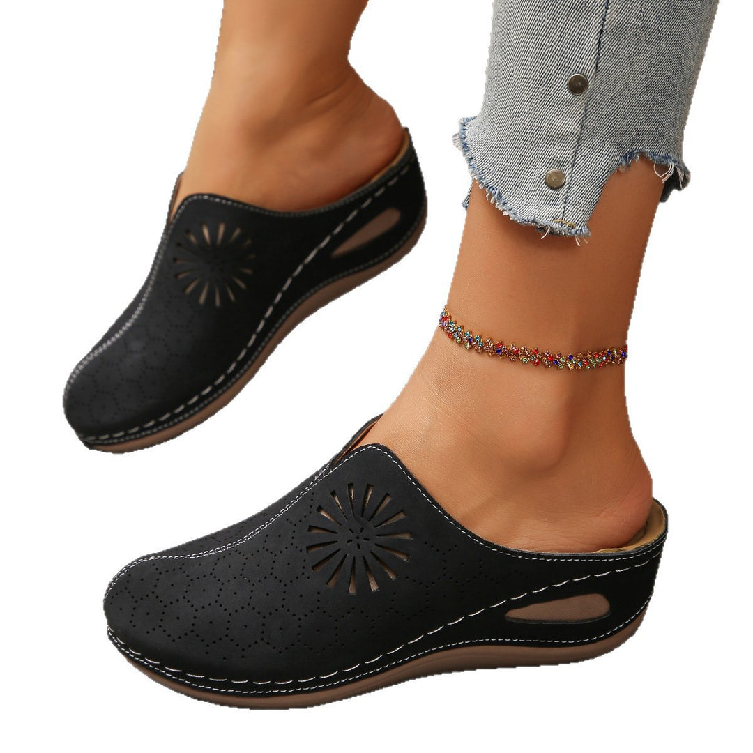 Damen Bequeme Perforierte Slipper-Mules mit Blumenstanzung und gepolstertem Fußbett EB